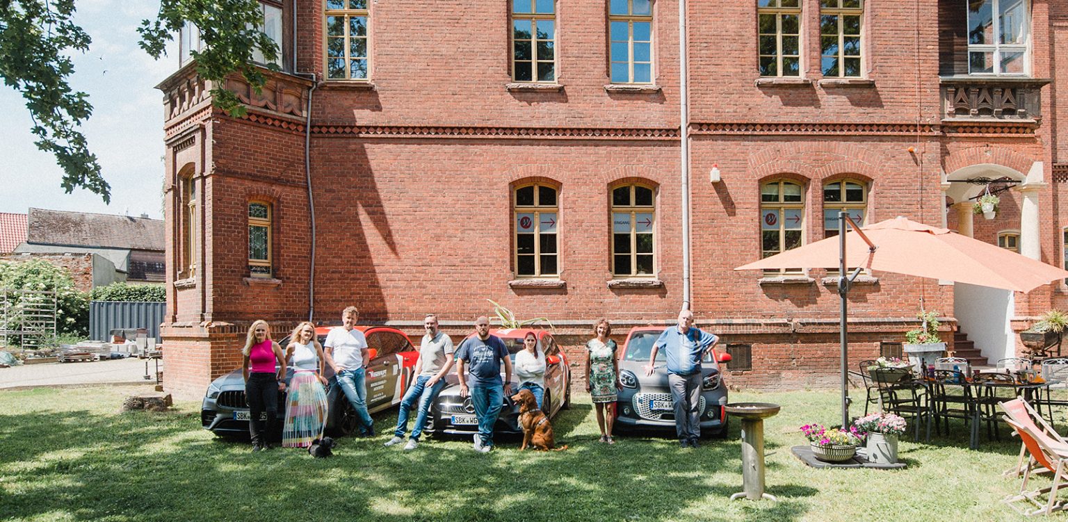 Das Team der WEGEHAUPT Gruppe vor dem Büro im Cokturhof Schönebeck