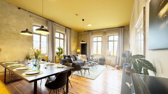 Ferienwohnung Schönebeck – Wohnzimmer & Küche Helles Wohnzimmer mit Esstisch und Küche in Ferienwohnung Schönebeck Platanenblick