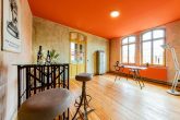barrierearme, exklusive Atelierfläche im Cokturhof, dem denkmalgeschützten Altbau in bester Elblage - 8_Orangener Salon_Blick zum Balkon