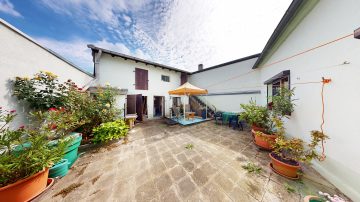 Elbnahe Idylle: Einfamilienhaus mit romantischem Innenhof & viel Potenzial, 39249 Barby (Elbe), Doppelhaushälfte