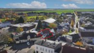 Nordwest Luftbild - Behagliches Einfamilienhaus mit Balkon, Kamin & Nebengebäude – perfekt für ruhiges, zentrales Wohnen