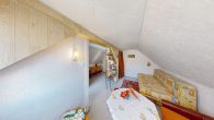 Schlafzimmer 2 - Behagliches Einfamilienhaus mit Balkon, Kamin & Nebengebäude – perfekt für ruhiges, zentrales Wohnen