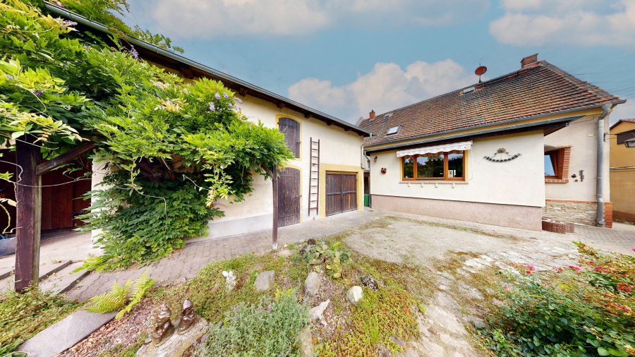 Ansicht Nebenbau & Hauseingang
