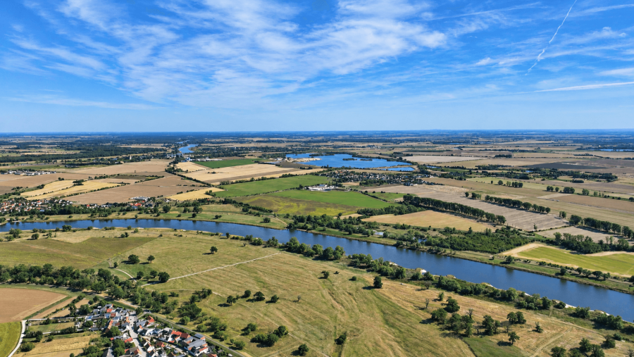 Luftbild nach Suedosten Elbe und Kiessee bei Barby
