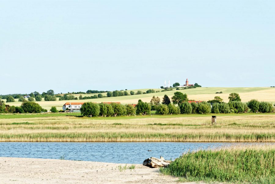 Blick vom Riedensee auf den Leuchtturm