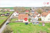 ❤ Wohnen in Ihrem Eigenheim mitten im Grünen mit Garten und Balkon ❤ - Grundstück & Haus Seitenansicht rechts (Hauseingang) Luftaufnahme Drohne
