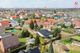 Provisionsfrei 2 vermietete Einfamilienhäuser im Paket * Südgarten * Teich * Gartenl * Carport ❤ - Luftaufnahme aus Sueden