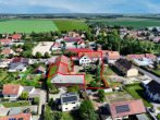 Luftbild aus Sueden - Top Anlageobjekt mit starker Rendite – 9 Einheiten + Scheune, ausbaubar auf über 53.880 € p.a.