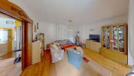 EG_links_Wohnzimmer - Top Anlageobjekt mit starker Rendite – 9 Einheiten + Scheune, ausbaubar auf über 53.880 € p.a.