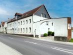 Hausansicht Straßenseite Kopie - Top Anlageobjekt mit starker Rendite – 9 Einheiten + Scheune, ausbaubar auf über 53.880 € p.a.