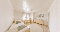 Schlafzimmer Straßenseite rechts Visualisierung (virtuell eingerichtet) - Familienhaus mit 162 m², Wintergarten und Garten in zentraler Lage von Burg bei Magdeburg