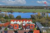Suedliches Luftbild - Wohnen am Wasser: Stilvolles Reihenhaus mit Elbblick, großer Terrasse und Familienkomfort
