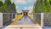 Garageneinfahrt - Natur, Ruhe und Stadtnähe vereint: Bungalow mit 2.140 m² Grundstück in bester Lage von Schönebeck