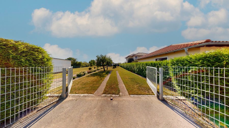 Nordwest Grundstueckseinfahrt