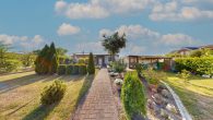 Nordwest Hausansicht - Natur, Ruhe und Stadtnähe vereint: Bungalow mit 2.140 m² Grundstück in bester Lage von Schönebeck