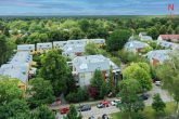 Luftaufnahme Strassenseite - Flexible Gewerbe-/Wohneinheit mit Schaufenster & Stellplätzen – ruhig & citynah bei Berlin