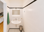 Toilette Waschtischseite