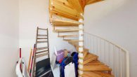 Treppenaufgang vom Keller zum Erdgeschoss - Flexible Gewerbe-/Wohneinheit mit Schaufenster & Stellplätzen – ruhig & citynah bei Berlin