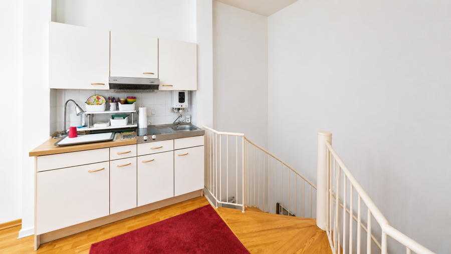 Buerokueche und Treppe in den Keller