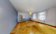 Obergeschoss-links Wohnzimmer - Vierseitenhof bei Schönebeck: MFH & XXL-Ertrags-Reserve – 29% Soll-Rendite