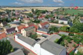 Nordost Luftbild - Vierseitenhof bei Schönebeck: MFH & XXL-Ertrags-Reserve – 29% Soll-Rendite
